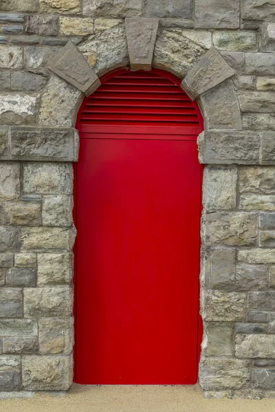 Красная Дверь Старой Кирпичной Стене — стоковое фото