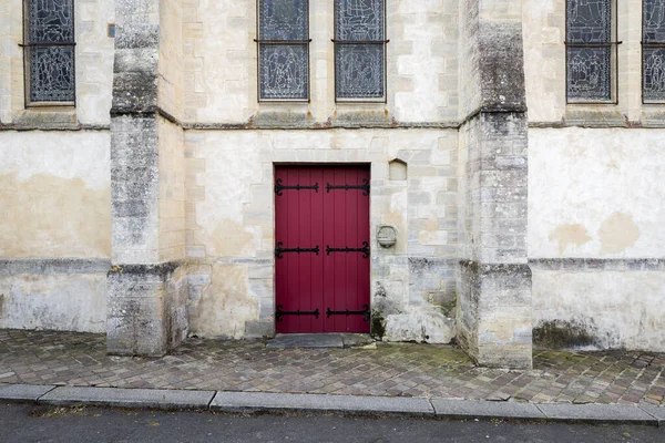 Puerta Roja Madera Una Antigua Pared Piedra —  Fotos de Stock