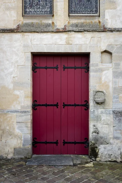 Красная Деревянная Дверь Древней Каменной Стене — стоковое фото