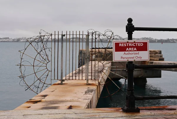 鍵のかかった門の前の制限区域標識 — ストック写真