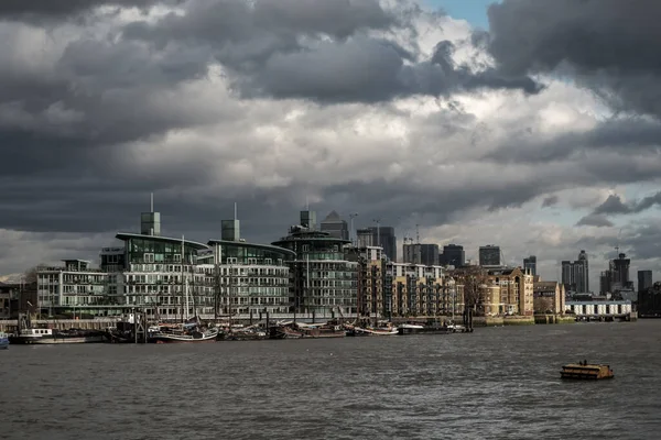 Жилые Квартиры Реке Темза Лондон Погода Облачная Бурная — стоковое фото