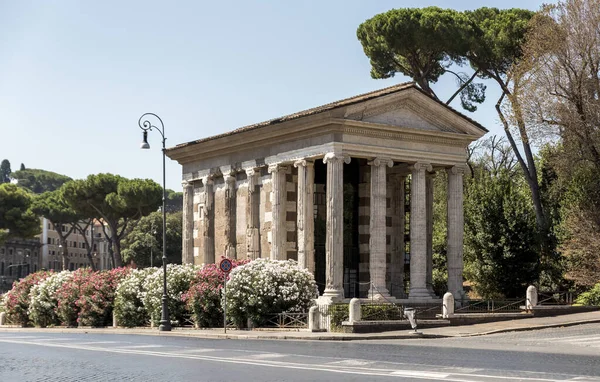 Templo Romano Bien Conservado Roma Con Flores Colores Alrededor Base — Foto de Stock