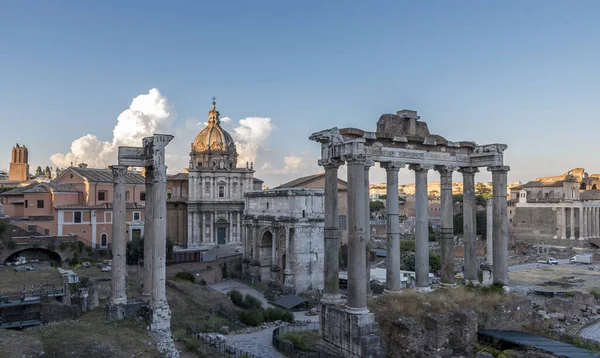 Римські Будівлі Руїни Римі Вишикувалися Тлі Синього Неба Великими Білими — стокове фото