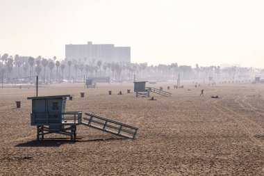 Santa Monica plajı, ön planda cankurtaran istasyonu var.