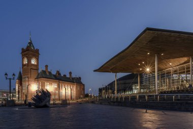 Galler Ulusal Meclis Salonu ve Cardiff Körfezi 'ndeki iskele baş binası, gün doğumunda.