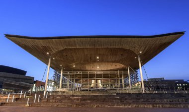 Cardiff Körfezi 'ndeki Galler Ulusal Meclis Binası. Gün doğumunda. Sennedd.
