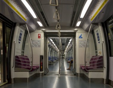 Temiz, yeni, boş bir metro vagonu.