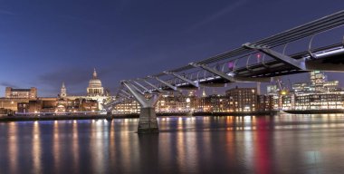 St. Paul Katedrali ve Thames Nehri üzerindeki Milenyum Köprüsü. Geceleri karşı kıyıda ışıklar parlıyor.