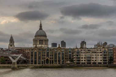 St. Paul Katedrali, Thames nehrinin güney kıyısından görüldüğü gibi. Milenyum köprüsü resmin solunda görülebilir.