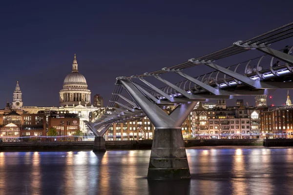 St. Paul Katedrali ve Thames Nehri üzerindeki Milenyum Köprüsü. Geceleri karşı kıyıda ışıklar parlıyor.