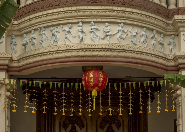 Китайское Здание Сложной Резьбой Над Дверью — стоковое фото