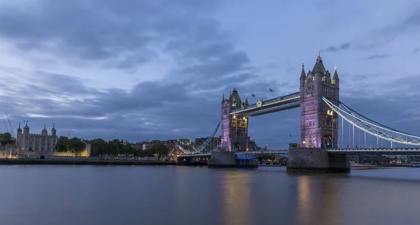 Tower Bridge Londres Pôr Sol Com Rio Tâmisa Primeiro Plano — Fotografia de Stock