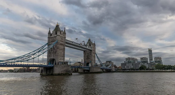 Torre Ponte Sobre Rio Tâmisa Londres Dia Nublado Tempestuoso — Fotografia de Stock