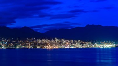 Kuzey Vancouver manzarası, gece, denizin karşısından..