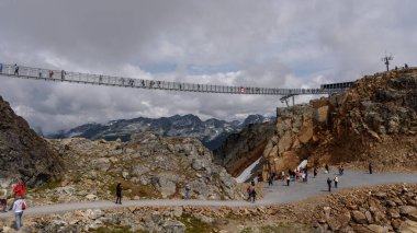 Bulutçu Skybridge. Bu asma köprü Whistler Dağı 'nın zirvesinde yer almaktadır, Whistler, British Columbia, Kanada' da kayak merkezi. 130 metreyi kapsıyor.