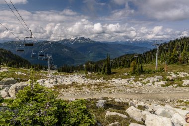 Yaz aylarında bir dağda kayak asansörleri. Dağ Whistler, Kanada 'da..