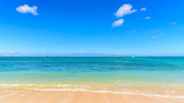 Farbenfrohes Ufer Eines Tropischen Strandes Der Sand Ist Goldgelb Und — Stockfoto