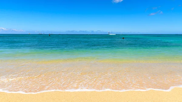 热带海滩多彩的海岸 沙子是金黄色的 大海是清澈的碧蓝色 海滩是夏威夷威基基海滩 — 图库照片