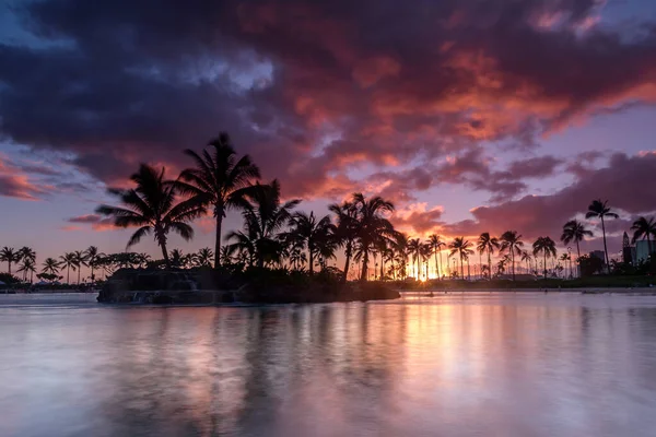 Pôr Sol Numa Praia Havaiana Céu Roxo Vermelho Laranja Enquanto — Fotografia de Stock