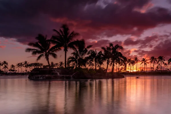Atardecer Una Playa Hawaiana Cielo Púrpura Rojo Naranja Mientras Sol — Foto de Stock