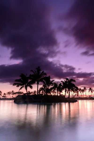 Pôr Sol Numa Praia Havaiana Céu Roxo Vermelho Laranja Enquanto — Fotografia de Stock