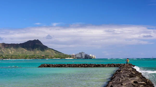 Waikiki Sahilinin Karşısındaki Bir Dalgakırandan Diamond Head Honolulu Manzarası — Stok fotoğraf