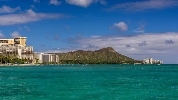 Waikiki sahilinden Diamond Head volkanı, Honolulu, Oahu, Hawaii