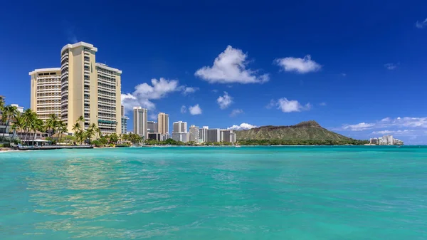 Waikiki sahilinden Diamond Head volkanı, Honolulu, Oahu, Hawaii