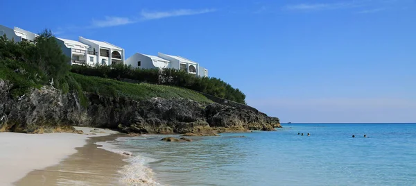 Een Tropisch Strand Landtong Met Een Helderblauwe Zee Een Zomerse — Stockfoto