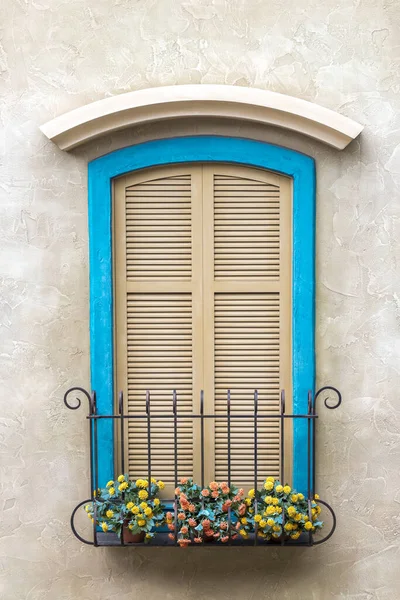 Window Bright Blue Frame Shutters Glass Window Has Flowers Base — Stock Photo, Image