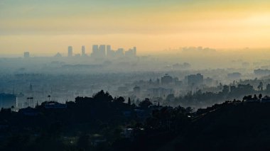 Los Angeles şehir merkezi manzarası, Hollywood Hills 'ten, gün batımında..  