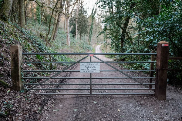 Una Puerta Que Conduce Una Carretera Rural Con Cartel Que — Foto de Stock