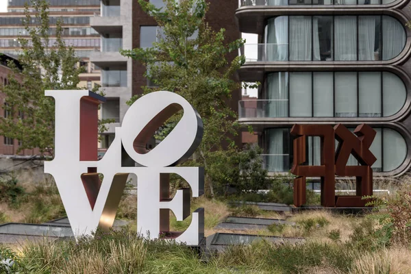 Escultura Deletreando Palabra Love Ubicada Cerca Parque Público Ciudad Nueva Imágenes De Stock Sin Royalties Gratis