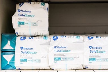 Medicom Safeguaze markası, dokumasız süngerler beyaz, malzeme rafında, bir doktor ofisinde tıbbi amaçlar için kullanılır..