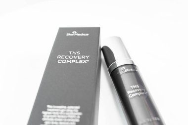 Surrey, Bc / Canada - 07 / 16 / 19: Üst düzey Skinmedica ürünleri. Yaşlanmaya karşı korunma kompleksi, kutu paketi ve yüz serumu şişesi.