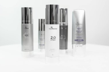 Surrey, Bc / Canada - 07 / 16 / 19: Üst düzey Skinmedica ürünleri koleksiyonu. Yüzdeki yaşlanma karşıtı tedavi için Lytera 2.0 cilt pigment düzelticisi ve diğer lüks ürünler.