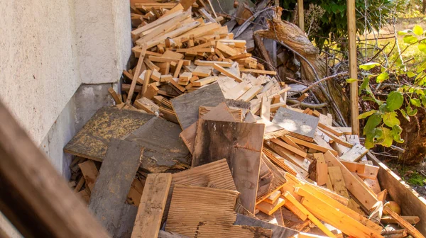 Scrap wood and lumber cuttings for firewood or junk removal service, in a pile. Useful for recycling projects or firewood, as reclaimed wood furniture or DIY decor, for a rustic, weathered wood look. — Stock Photo, Image