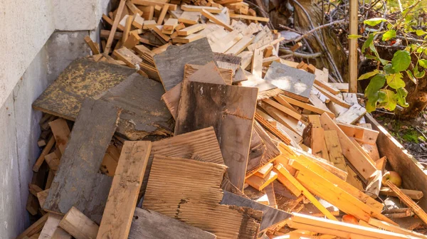 Scrap wood and lumber cuttings for firewood or junk removal service, in a pile. Useful for recycling projects or firewood, as reclaimed wood furniture or DIY decor, for a rustic, weathered wood look. — Stock Photo, Image