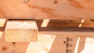 Palet ahşap 2x4 kirişler, geri dönüştürülmüş kereste (yukarı çevrilebilir) ve geri kazanılmış ahşap projeler veya mobilyalar için yakın çekim. Marangoz ahşap malzeme veya endüstriyel ahşap.
