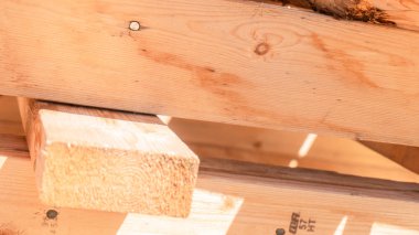 Palet ahşap 2x4 kirişler, geri dönüştürülmüş kereste (yukarı çevrilebilir) ve geri kazanılmış ahşap projeler veya mobilyalar için yakın çekim. Marangoz ahşap malzeme veya endüstriyel ahşap.