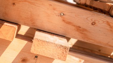 Palet ahşap 2x4 kirişler, geri dönüştürülmüş kereste (yukarı çevrilebilir) ve geri kazanılmış ahşap projeler veya mobilyalar için yakın çekim. Marangoz ahşap malzeme veya endüstriyel ahşap.