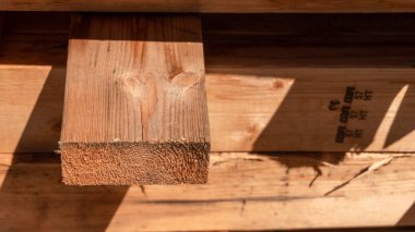 Palet ahşap 2x4 kirişler, geri dönüştürülmüş kereste (yukarı çevrilebilir) ve geri kazanılmış ahşap projeler veya mobilyalar için yakın çekim. Marangoz ahşap malzeme veya endüstriyel ahşap.