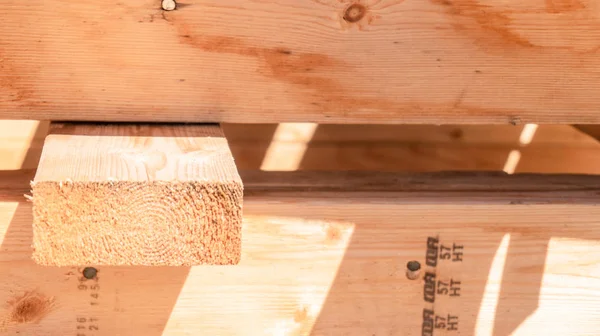 Palet ahşap 2x4 kirişler, geri dönüştürülmüş kereste (yukarı çevrilebilir) ve geri kazanılmış ahşap projeler veya mobilyalar için yakın çekim. Marangoz ahşap malzeme veya endüstriyel ahşap.