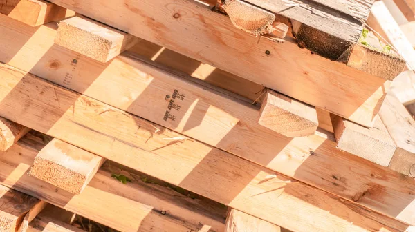 Close-up of palette wood 2x4 beams, for lumber in recycled (up-cycled) and reclaimed wood projects or furniture. Carpentry wood material or industrial wood. — Stock Photo, Image