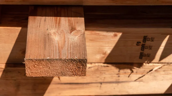 Palet ahşap 2x4 kirişler, geri dönüştürülmüş kereste (yukarı çevrilebilir) ve geri kazanılmış ahşap projeler veya mobilyalar için yakın çekim. Marangoz ahşap malzeme veya endüstriyel ahşap.