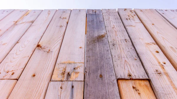 Recycled wood fence made from salvage wood beams disassembled from mattress frames or palette wood, as an example of a zero-waste, environmentally friendly (eco-friendly) wood project or home project — Stock Photo, Image
