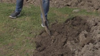 Maskeli beyaz bir adam bahçe karantinasında kendini izole ediyor.