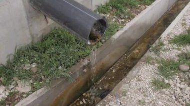 Su borusu kanala akıyor.