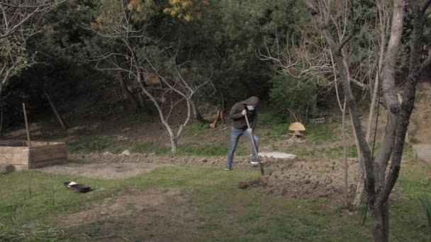 Pria Kaukasia bertopeng menggali di taman karantina diri isolasi — Stok Video