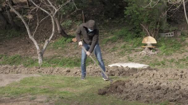 Kaukaski facet w masce kopanie w ogród kwarantanna samoizolacja — Wideo stockowe